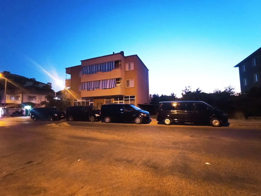  Gün batımında İzmir sokaklarında park halinde VIP transfer araç filosu – grup taşımacılığı ve şehir içi ulaşım çözümler